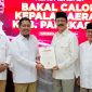 Ketua DPD Partai Gerindra Jawa Timur, Anwar Sadad (tengah), menyerahkan surat rekomendasi kepada Fattah Jasin dan Mujahid Anshori di Kantor DPD Partai Gerindra Jawa Timur, Selasa (13/8/2024) malam.