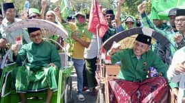 Ribuan warga Pamekasan mengantar pasangan calon Bupati, RKH Mohammad Baqir Aminatullah - Taufadi (BERBAKTI), ke KPU pada 29 Agustus 2024.