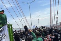 Mahasiswa Universitas Trunojoyo Madura (UTM) melakukan demonstrasi di Surabaya untuk mengawal putusan Mahkamah Konstitusi dan menolak rencana revisi Undang-Undang Pilkada.