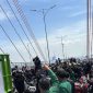 Mahasiswa Universitas Trunojoyo Madura (UTM) melakukan demonstrasi di Surabaya untuk mengawal putusan Mahkamah Konstitusi dan menolak rencana revisi Undang-Undang Pilkada.
