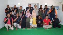 Kapolres Pamekasan, AKBP Jazuli Dani Iriawan, bersama komunitas vespa Gabungan Scooters Pamekasan (GSP) merayakan HUT RI ke-79 dengan santuni anak yatim di Pondok Pesantren Al Marzuqi. 