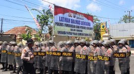 Polres Pamekasan melakukan latihan keterampilan pengendalian massa (Dalmas) untuk meningkatkan kemampuan personel dalam penanganan massa dan menjaga keamanan serta ketertiban masyarakat.
