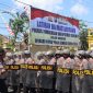 Polres Pamekasan melakukan latihan keterampilan pengendalian massa (Dalmas) untuk meningkatkan kemampuan personel dalam penanganan massa dan menjaga keamanan serta ketertiban masyarakat.