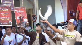 Pelepasa merpati di acara sosialisasi Pilkada Pamekasan.