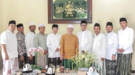 Pasangan calon Bupati dan Wakil Bupati Sumenep, KH. Ali Fikri dan KH. Muh. Unais Ali Hisyam, mendapat dukungan dari ulama kharismatik KH. Afifuddin Muhajir setelah menghadiri Maulid Nabi di Situbondo.
