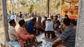 Personel Polres Pamekasan sedang berdialog dengan warga di lokasi kebakaran lahan yang menyebabkan kakek Moh. Sinin meninggal dunia.