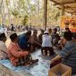 Personel Polres Pamekasan sedang berdialog dengan warga di lokasi kebakaran lahan yang menyebabkan kakek Moh. Sinin meninggal dunia.