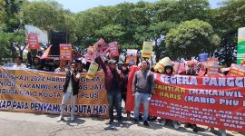 Komunitas Cinta Bangsa (KCB) menyelenggarakan aksi protes di Kantor Wilayah Kementerian Agama (Kanwil Kemenag) Jawa Timur.