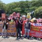 Komunitas Cinta Bangsa (KCB) menyelenggarakan aksi protes di Kantor Wilayah Kementerian Agama (Kanwil Kemenag) Jawa Timur.