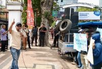 Musfiq, koordinator Relawan Rismaharini Madura Bersatu saat orasi di Surabaya.
