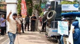 Musfiq, koordinator Relawan Rismaharini Madura Bersatu saat orasi di Surabaya.
