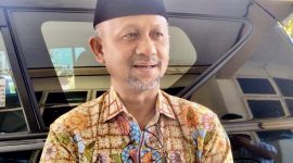 Ketua Sementara DPRD Pamekasan, Halili, saat diwawancarai di Gedung DPRD Pamekasan.