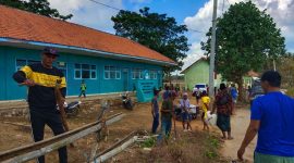 Dok. Swadaya masyarakat membuat pagar pembatas sekolah
