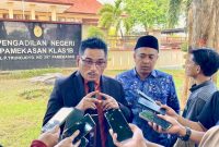 Ach Suhairi, kuasa hukum Sinin saat diwawancara oleh sejumlah wartawan.