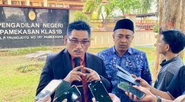Ach Suhairi, kuasa hukum Sinin saat diwawancara oleh sejumlah wartawan.