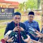 Ach Suhairi, kuasa hukum Sinin saat diwawancara oleh sejumlah wartawan.