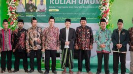 KH Ali Fikri  (tengah) foto bersama setalah acara kuliah umum.