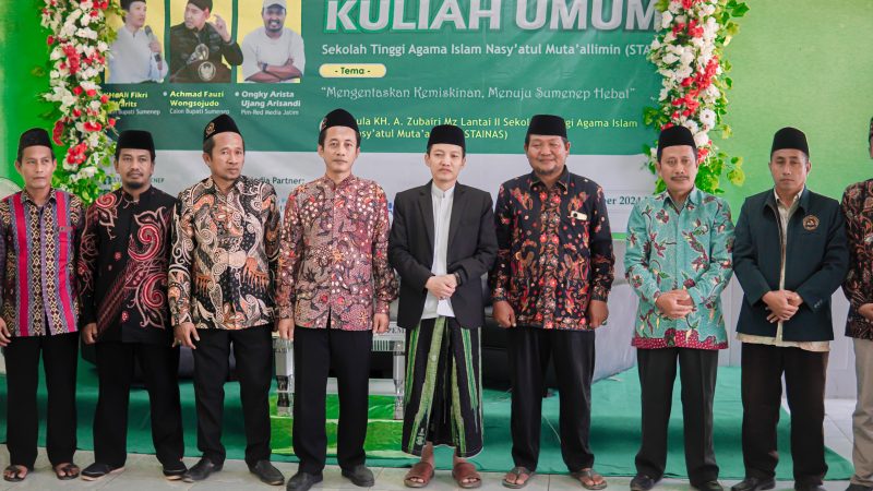 KH Ali Fikri  (tengah) foto bersama setalah acara kuliah umum.