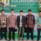 KH Ali Fikri  (tengah) foto bersama setalah acara kuliah umum.