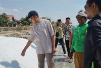Muhammad Baqir Aminatullah, calon bupati Pamekasan,  blusukan ke Dusun Candi Selatan, Desa Polagan, Kecamatan Galis, untuk mendengar langsung keluhan para petani garam.