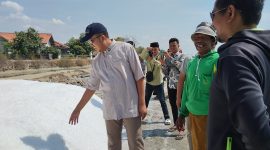 Muhammad Baqir Aminatullah, calon bupati Pamekasan,  blusukan ke Dusun Candi Selatan, Desa Polagan, Kecamatan Galis, untuk mendengar langsung keluhan para petani garam.