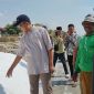 Muhammad Baqir Aminatullah, calon bupati Pamekasan,  blusukan ke Dusun Candi Selatan, Desa Polagan, Kecamatan Galis, untuk mendengar langsung keluhan para petani garam.