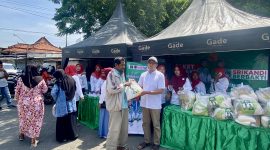 Ra Baqir, calon bupati Pamekasan mengunjungi pasar murah yang diselenggarakan oleh relawan BERBAKTI.