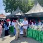 Ra Baqir, calon bupati Pamekasan mengunjungi pasar murah yang diselenggarakan oleh relawan BERBAKTI.