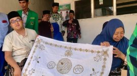 Calon Bupati Pamekasan, Ra Bakir saat mengunjungi pengrajin batik di Desa Klampar.