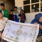 Calon Bupati Pamekasan, Ra Bakir saat mengunjungi pengrajin batik di Desa Klampar.