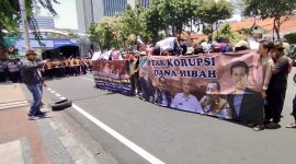 Jaringan Kawal Jawa Timur (Jaka Jatim) menggelar aksi demonstrasi di depan Gedung Negara Grahadi Surabaya terkait kasus dana hibah.