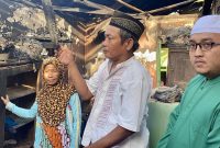 Calon Bupati Pamekasan, Ra Baqir sambangi korban kebakaran di Jalan Astah Barat, RT 01/RW 01, Kelurahan Bugih Pamekasan.