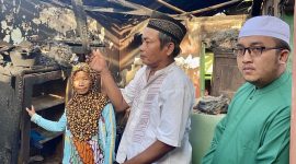Calon Bupati Pamekasan, Ra Baqir sambangi korban kebakaran di Jalan Astah Barat, RT 01/RW 01, Kelurahan Bugih Pamekasan.