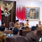Presiden Prabowo Subianto menekankan pentingnya program kerja yang signifikan, terukur, dan saling bersinergi antara kementerian/lembaga, sesuai dengan arah kebijakan yang disampaikan pada pidato pelantikannya di depan Majelis Permusyawaratan Rakyat (MPR).