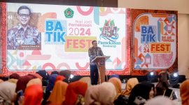 Parade batik ini menampilkan beragam motif khas Pamekasan, mulai dari motif klasik hingga kontemporer.