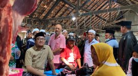 Ra Baqir mengunjungi Pasar Waru untuk mendengarkan keluhan pedagang dan berjanji melakukan revitalisasi pasar, fokus pada perbaikan fasilitas dan semangat gotong royong. 