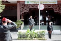 Upacara hari jadi ke-494 Kabupaten Pamekasan berlangsung dengan khidmat, menekankan pentingnya pelestarian budaya lokal melalui pakaian adat dan penggunaan bahasa Madura. 