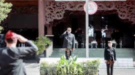 Upacara hari jadi ke-494 Kabupaten Pamekasan berlangsung dengan khidmat, menekankan pentingnya pelestarian budaya lokal melalui pakaian adat dan penggunaan bahasa Madura. 