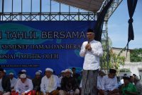 Keterangan foto: Koordinator Muhibbin Mas Kiai K. A. Kurdi Khan ketika menyampaikan sambutan dalam acara doa dan tahlil bersama untuk Pilkada Sumenep damai dan beradab di Ambunten Timur, Kecamatan Ambunten