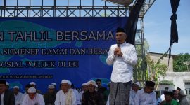 Keterangan foto: Koordinator Muhibbin Mas Kiai K. A. Kurdi Khan ketika menyampaikan sambutan dalam acara doa dan tahlil bersama untuk Pilkada Sumenep damai dan beradab di Ambunten Timur, Kecamatan Ambunten
