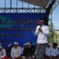 Keterangan foto: Koordinator Muhibbin Mas Kiai K. A. Kurdi Khan ketika menyampaikan sambutan dalam acara doa dan tahlil bersama untuk Pilkada Sumenep damai dan beradab di Ambunten Timur, Kecamatan Ambunten