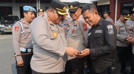 Kapolres Pamekasan Tunjukkan Sikap Tegas, HP Seluruh Anggota Diperiksa.