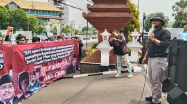 Jaringan Kawal Jawa Timur (JAKA JATIM) melakukan aksi demonstrasi soal pengelolaan bantuan dana hibah Provinsi Jawa Timur (pemrov Jatim).