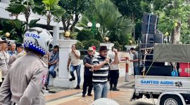 Musfik, Korlap aksi menyoroti dugaan korupsi dana hibah senilai Rp 2,4 triliun yang dikelola oleh Bappeda Jawa Timur. 