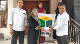 Dokumentasi penyerahan bantuan dari TIM UPZ IAIN Madura (Dok.UPZ)