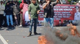 Jaringan Kawal Jawa Timur (JAKA JATIM) melakukan aksi demonstrasi soal pengelolaan bantuan dana hibah Provinsi Jawa Timur (pemrov Jatim) di depan kantor gubernur Jatim Khofifah Indar Parawansa di Gedung Negara Grahadi Surabaya. Kamis (8/8/2024).
