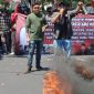 Jaringan Kawal Jawa Timur (JAKA JATIM) melakukan aksi demonstrasi soal pengelolaan bantuan dana hibah Provinsi Jawa Timur (pemrov Jatim) di depan kantor gubernur Jatim Khofifah Indar Parawansa di Gedung Negara Grahadi Surabaya. Kamis (8/8/2024).
