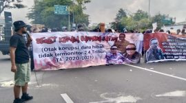 Musfiq saat demonstrasi di Bappeda Jatim.