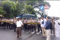 Puluhan aktivis mengatasnamakan LSM Pusat Analisa Kajian Informasi Strategis (PAKIS) berunjukrasa di pintu gerbang Pendopo Agung Bangkalan, menjelang kunjungan Mentri Sosial (Mensos) Saifullah Yusuf atau sering disapa Gus Ipul ke lokasi itu. Rabu (8/1/2025).