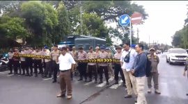 Puluhan aktivis mengatasnamakan LSM Pusat Analisa Kajian Informasi Strategis (PAKIS) berunjukrasa di pintu gerbang Pendopo Agung Bangkalan, menjelang kunjungan Mentri Sosial (Mensos) Saifullah Yusuf atau sering disapa Gus Ipul ke lokasi itu. Rabu (8/1/2025).